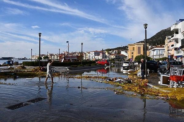 Karlovasi Limanı'nda ve diğer kıyı bölgelerinde meydana gelen küçük ölçekli tsunamiler sebebiyle çok sayıda araç ve ev sular altında kaldı.