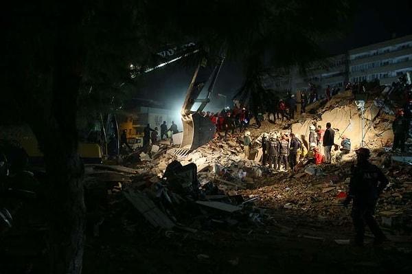 20:00 AFAD: 36 kişi hayatını kaybetti, 9 binada çalışma devam ediyor