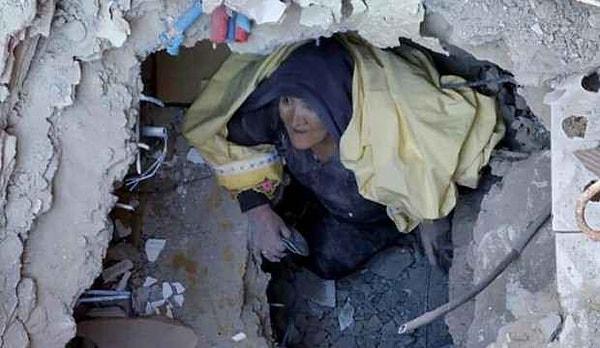 Onlarca kişinin yaşamını yitirdiği Elazığ depreminin ardından enkazdan çıkarken başörtüsünü düzelten bu kadını hatırladınız mı?