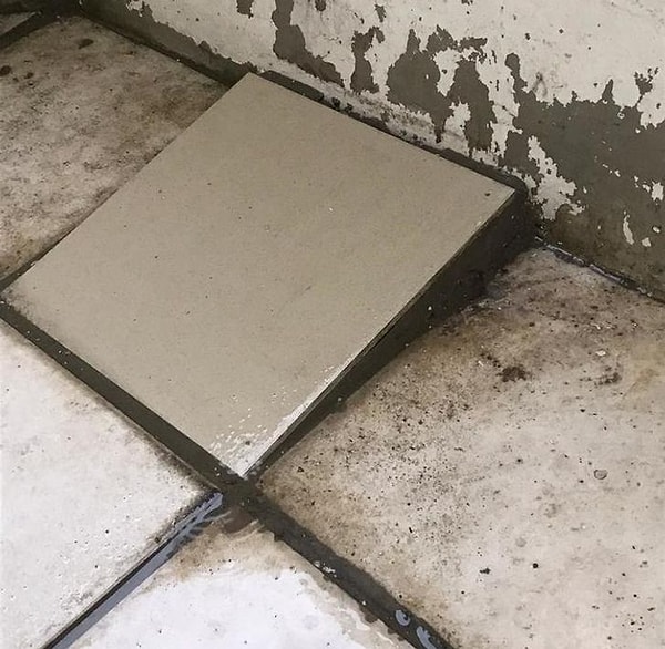 2. «Посмотрите, что сделал мастер, которого мы вызвали, чтобы сменить плитки».