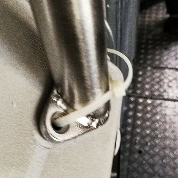 7. Если нет гвоздя, достаточно соединить пластиком