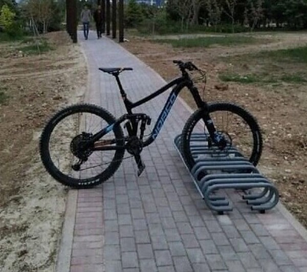 10. «Пешеходы - не трамвай, обойдут». 😅