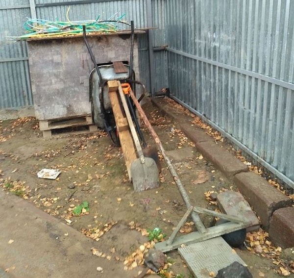 15. «Хозяин большой собаки на земле, где мы проводили съемки, решил вот так закрыть ее будку».