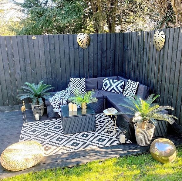 Садовая мебель преобразила пространство.