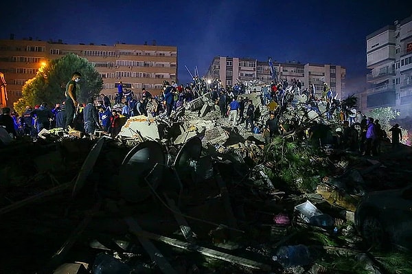 Ege Denizi'nde merkez üssü İzmir'in Seferihisar ilçesi açıkları olan 6,6 büyüklüğünde bir deprem meydana geldi.