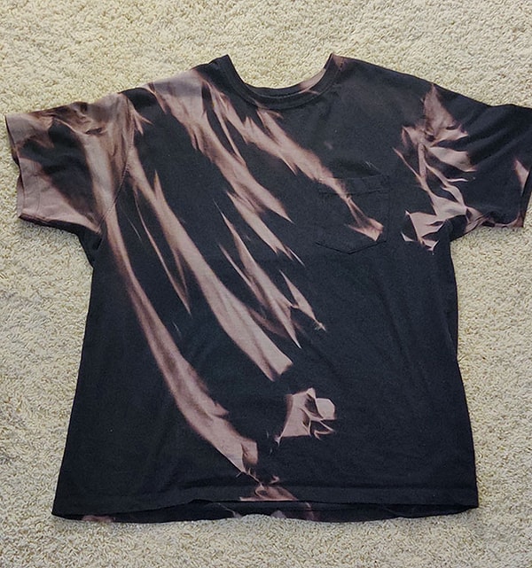 4. Что случится, если черная футболка застрянет в задней части машины под солнцем в течение многих лет