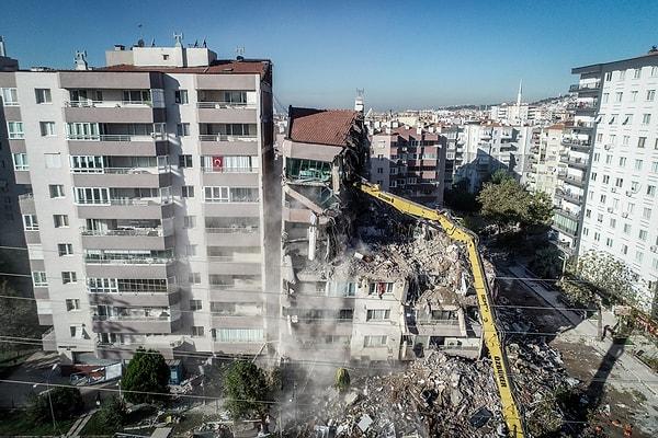 10:35 Depremde en fazla hasar gören binalardan Yılmaz Erbek Apartmanı'nda yıkım çalışması tekrar başladı.