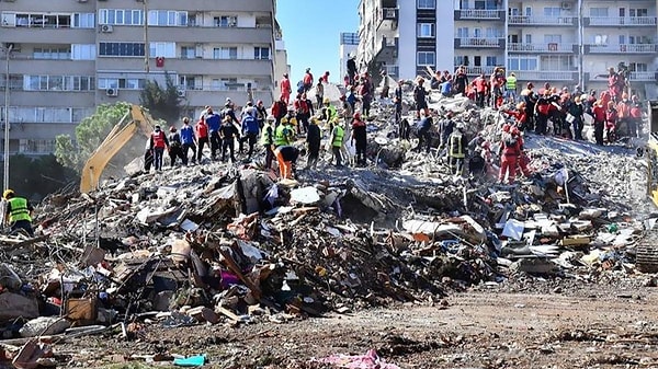 Biz yüreğimiz ağzımızda enkaz altında kalanlardan gelecek iyi haberleri beklerken, arama kurtarma ekipleri durmaksızın canla başla çalışmaya devam ediyor...