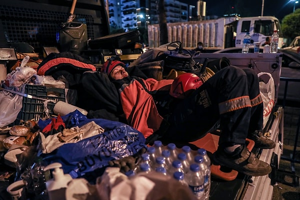 12. Yine kurtarma ekibinden bir personel kamyonetin arkasında uyuyor...