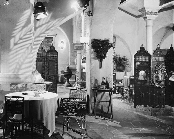 9. Humphrey Bogart‘ın oynadığı 1942 yapımı Casablanca filmindeki Rick’s Place, The Continental’a bir ilham kaynağı olmuş.