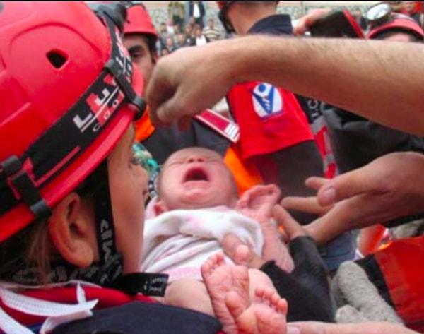 2. Van'da meydana gelen 7.2 büyüklüğündeki depremde 48 saatin ardından sağ olarak çıkarılan 14 günlük Azra bebek de mucizenin adı olmuştu.