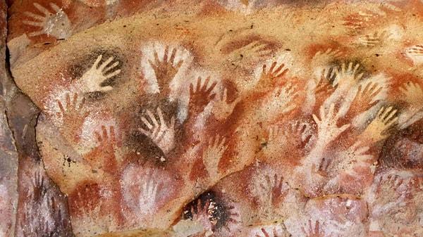 Binlerce yıl evvel mağara duvarlarına çizilmiş resimler bizleri bulunduğumuz yer ve zamandan çok uzakta yaşamış o insanların ne hissettiğini anlamaya davet etmiyor mu?