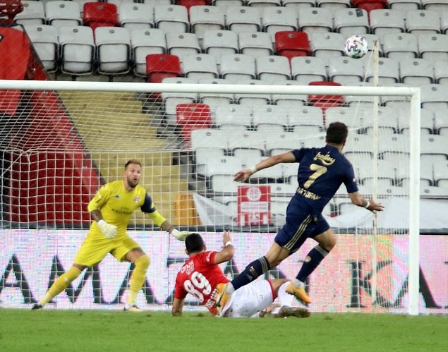 Süper Lig'de 7. hafta maçında Antalyaspor ile Fenerbahçe karşı karşıya geldi.