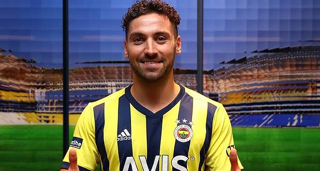 Fenerbahçe'de Sinan Gümüş, 90+6. ikinci sarı karttan kırmızı kart gördü.