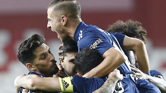 Fenerbahçe puanını 17 yaparak maç fazlasıyla liderliğe oturdu.