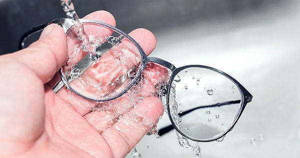 Genellikle gözlük camlarımızı yıkamıyor olsak da ara ara az suyla camları yıkamak ve bunu yaparken sabun kullanmak kesin çözüm.