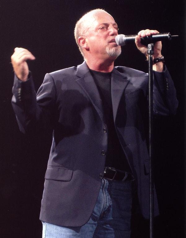 4. Billy Joel konserlerinde en ön sıraların biletlerini satmıyor. Satmak yerine konserin arka taraflarından bilet alan gerçek hayranlarına hediye ediyor.