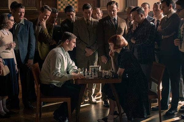 13. Ayrıca Anya için Beth karakterinin kadın bir satranç oyuncusu olması ve ekranda da görüldüğü üzere erkek rakipleri karşısındaki duruşu oldukça önemliymiş.