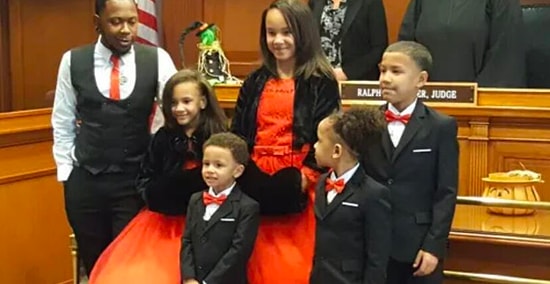 Отец-одиночка усыновил пятерых приемных братьев и сестер, чтобы они могли оставаться вместе