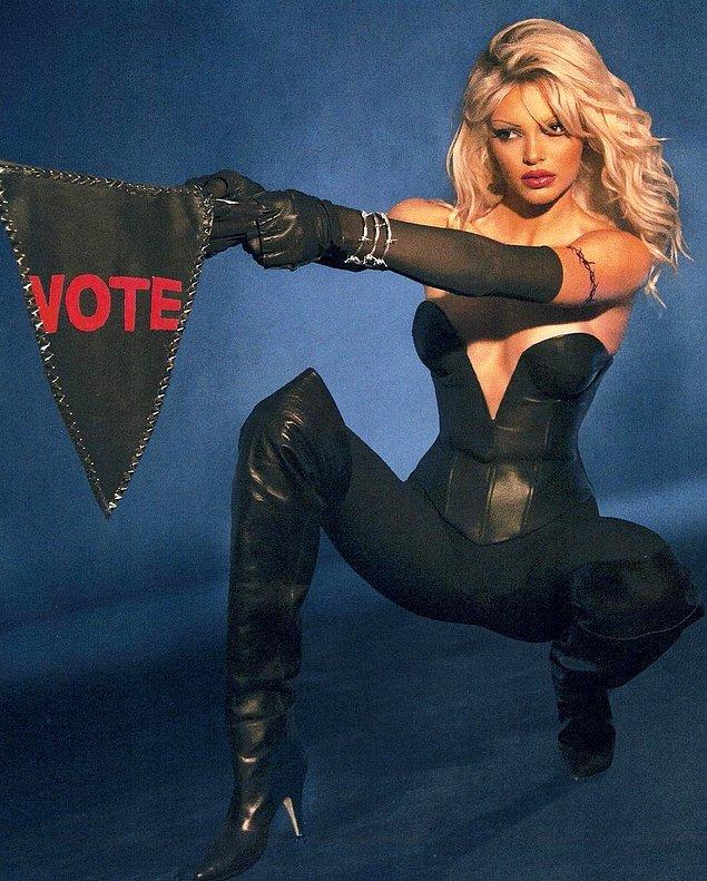 Parti için Pamela Anderson kılığına girmeyi tercih eden model, yaptığı özel çekimde oy kullanmaya dikkat çekti.