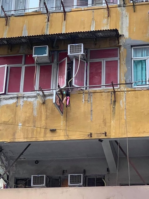 15. "Seks oyuncaklarını havalandırıyor."
