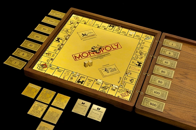 1998'de Sidney Mobell isimli kuyumcu, elmas ve altından 2 milyon dolar değerinde dünyanın en pahalı Monopoly setini yaptı.