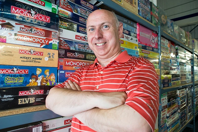 Dünyanın en büyük Monopoly koleksiyoncusu olan İngiliz adam, Monopoly'nin 1.800'den fazla farklı versiyonuna sahip.