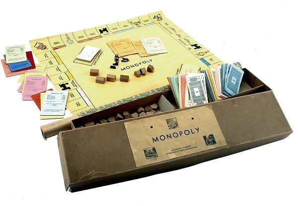 8. 1933'te oyunun yaratıcısı tarafından tahtalardan yapılıp elle boyanan en eski Monopoly bir müzayedede 90.000 pounda satıldı.