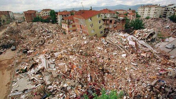 2. 1999 Gölcük depremi saat kaçta meydana geldi?