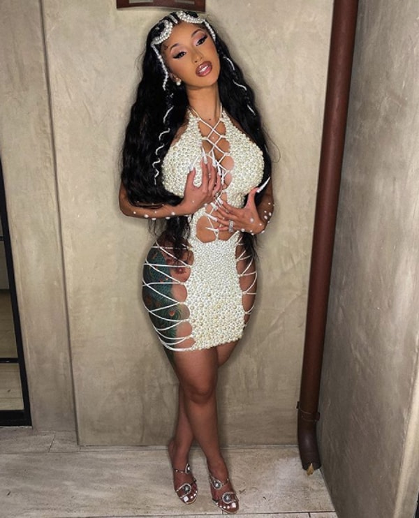 1. Начнем с королевы сенсаций Карди Би