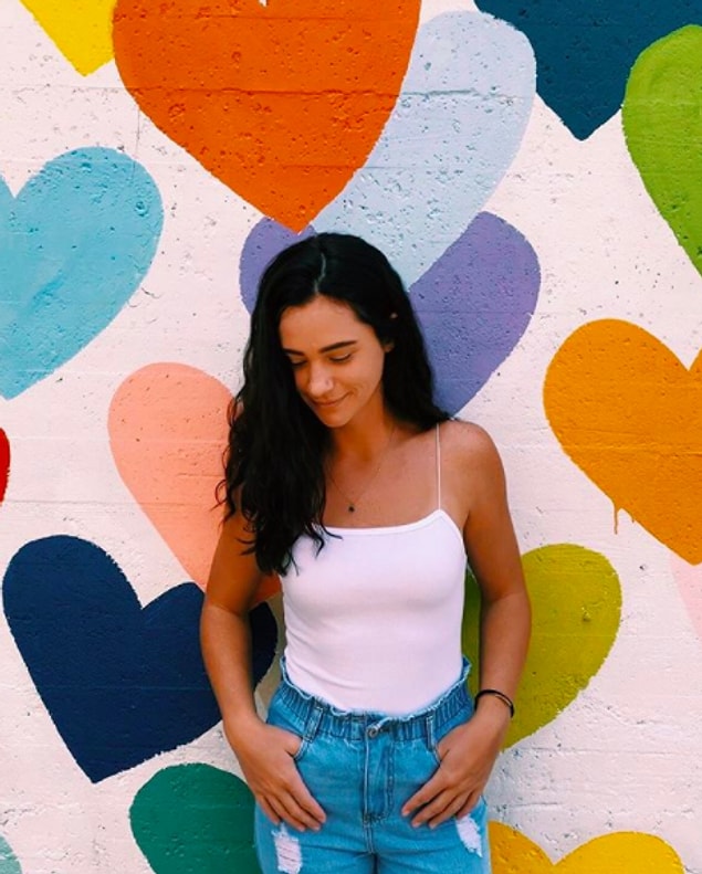 Sydney Kinsch isimli kadın ise zehir gibi dedektifliği sayesinde 4 yıllık sevgilisinin ihanetini ortaya çıkarıyor.