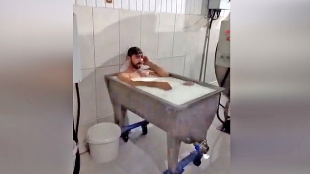 Uğur Turgut süt banyosu yaptığı anların görüntüsünü TikTok'ta paylaştıktan sonra görüntüler kısa süre içinde elden ele yayıldı.