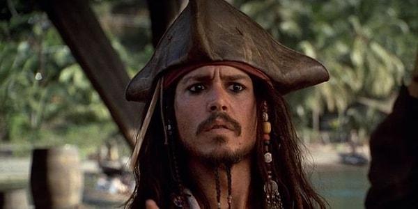3. 'Karayip Korsanları: Siyah İnci'nin Laneti' filminin neredeyse tamamında Jack Sparrow, lastikten yapılmış bir şapka takmaktadır.