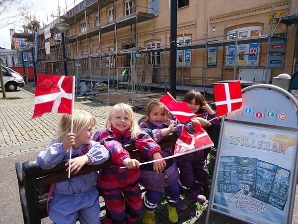 4. Danimarka'daki çoğu çocuk 1 yaşını doldurduğunda veya daha küçükken bile kreşe gider. Eğitimli profesyoneller tarafından bakılır ve hem Danimarka dilini hem de Danimarka sosyal kurallarını öğrenmeye başlarlar, örneğin gruplar halinde çalışma ve sırayla çalışma gibi.