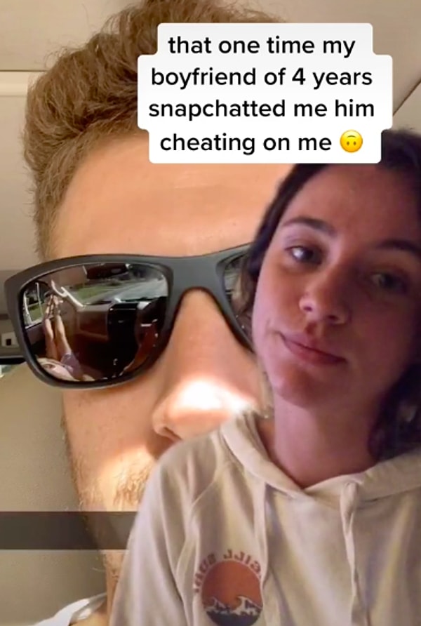 Солнцезащитные очки выдали неверного... На стекле очков видно, что на соседнем сиденье сидит женщина, вытянув ноги.