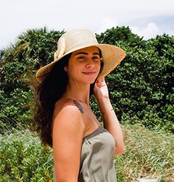 Девушка также предупреждает всех: "Всегда проверяйте отражение в очках вашего возлюбленного."