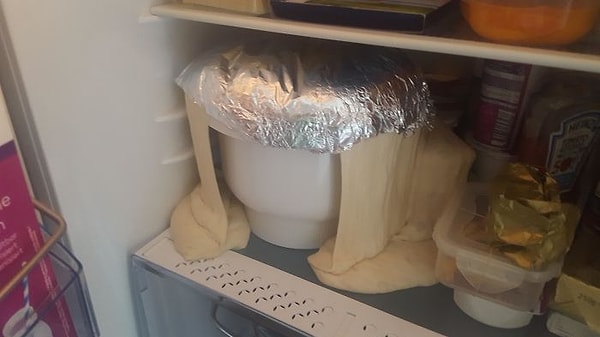 2. "А говорят, что замесить тесто для домашнего хлеба - это раз плюнуть. Враки!"