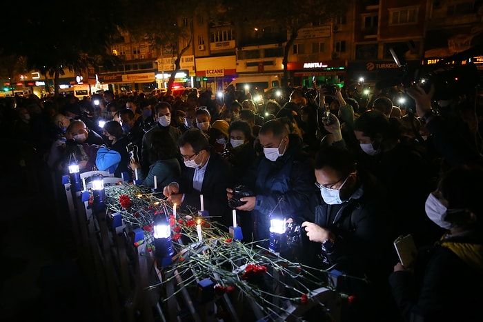 İzmir Depreminde Hayatını Kaybedenler Karanfillerle Anıldı