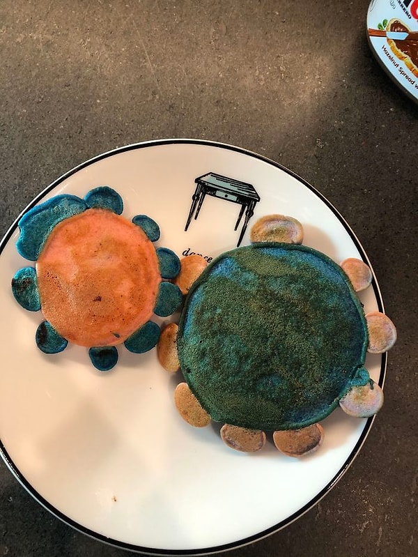 9. "Решил сделать сюрприз своей жене на День Матери и спечь капкейки в виде ромашек. Вот только вместо ромашек у меня получились капкейки-коронавирусы".