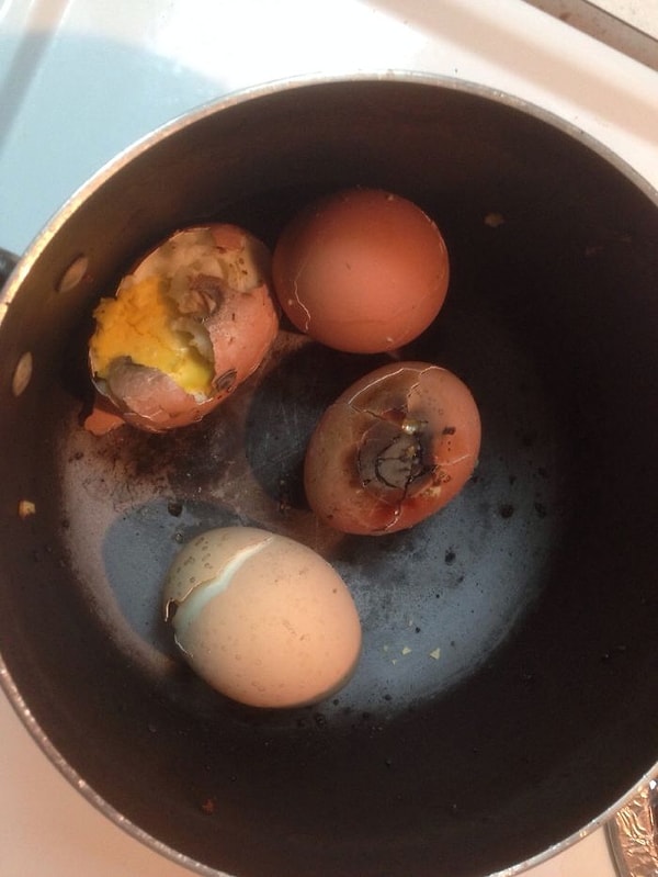 18. "Поставил варить яйца, но про таймер забыл. Звук взрывающейся скорлупы напомнил мне о моей ошибке".