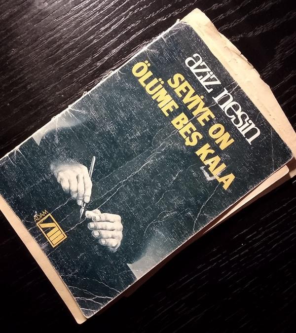 Bu içeriğe de kaynaklık eden "Seviye On Ölüme Beş Kala" kitabı ise Ekim 1986'da ilk basımını yapar ve Aziz Nesin bu kitabının hemen başına cesurca kendisine gelen eleştirileri ekler.