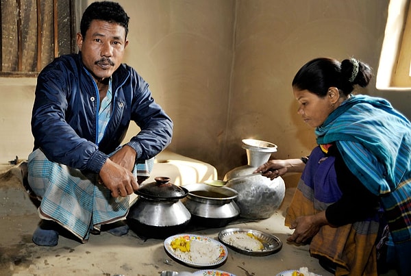 Это не единственная странная особенность племени. Если женщина теряет супруга в молодом возрасте, она выходит замуж за любого мужчину в семье своего мужа.