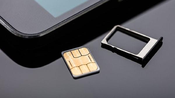 Sim kartın görevi, telefona bir kimlik kazandırmasının yanı sıra, hangi GSM operatörünün şebekesinin kullanılacağıyla da ilgilidir.