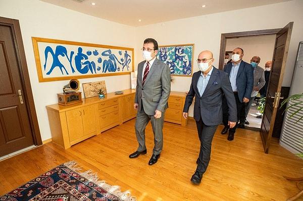 İstanbul Büyükşehir Belediye Başkanı Ekrem İmamoğlu'nu makam odasında ağırlayan Tunç Soyer'in ihtişamdan uzak,