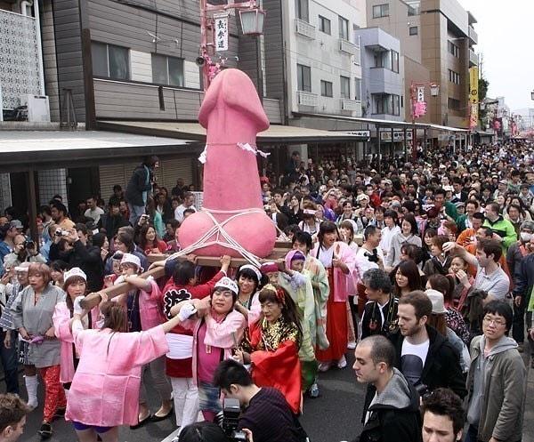 Kanamara Matsuri adıyla bilinen Penis festivali yapılmaktadır.