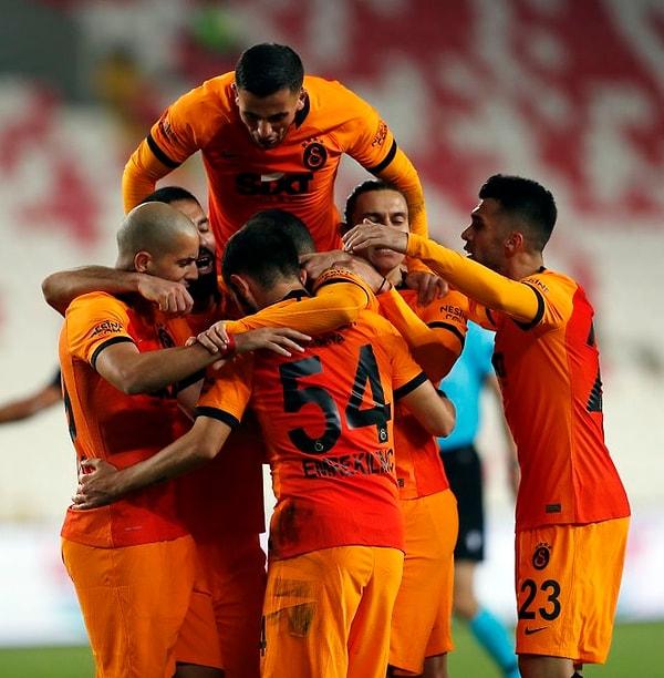 İlk yarı Galatasaray'ın üstünlüğüyle tamamlandı.