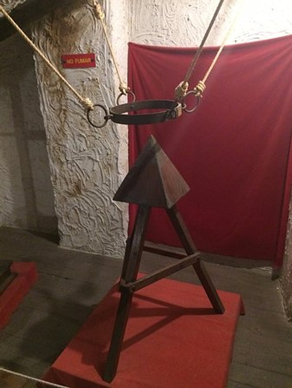 8. 'Judas Cradle' suçlunun zorla üzerine oturtturulduğu piramit şeklindeki sivri uçlu bir çubuktur.