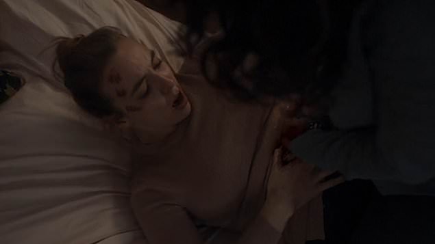 6. 'Killing Eve'de, öpeceğini sandığınız anda Eve'in Vilanelle'i bıçakladığı sahne.