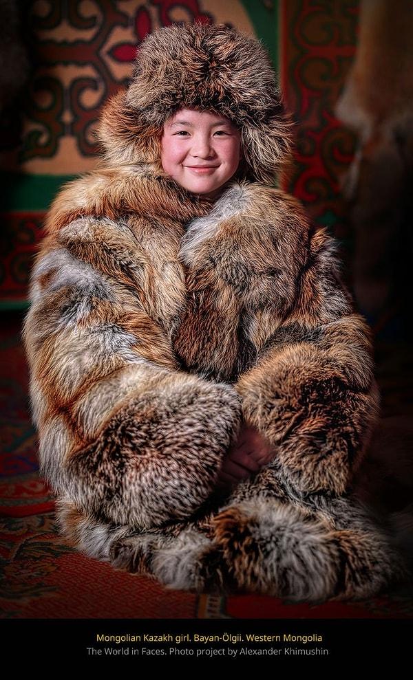 14. "Geleneksel ceketini giymiş Kazak bir kız."