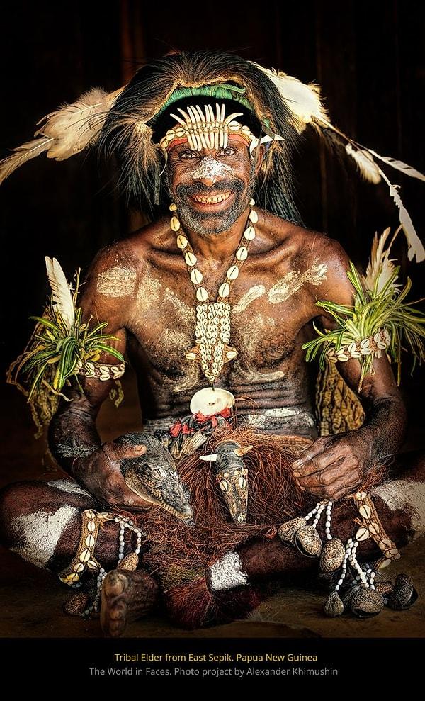 21. "Papua Yeni Gine, Doğu Sepik'ten yaşlı bir yerli."